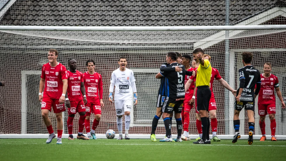 Början till slutet för Piteå. Karlstads Moustafa Benshi gratuleras efter nicken som gav 1-0.