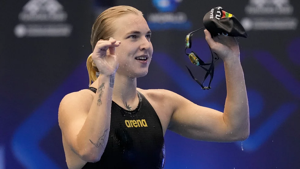 Ruta Meilutyte firar VM-guld och världsrekord.