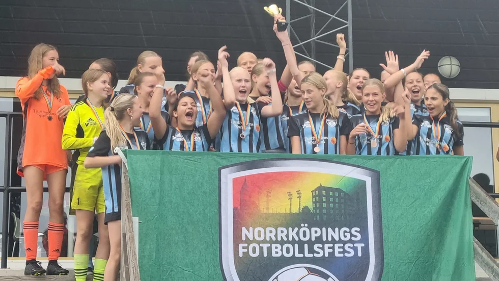 IFK Västerviks flickor födda 2009 jublar sedan de delat på bronsmedaljerna i Fotbollsfesten i Norrköping.