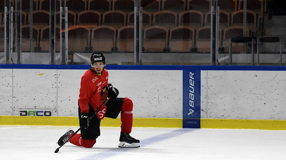 Petter Emanuelsson, som står utan klubb, har den senaste veckan, istränat med bland andra lillebrorsan Einar och Linus Omark i Luleå.