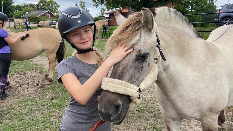 Amanda Brodin har deltagit i ridlägret på Taffsnäs fyra år i rad. "Jag längtar hit varje vår", berättar hon och klappar fjordingen Havanna.