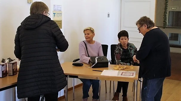 Lottförsäljarna Irma Forsman och Gertrud Gustafsson.
