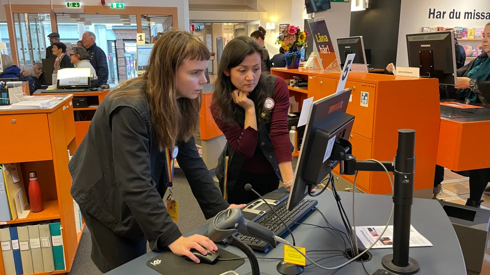 Ellen Lejman och Nasima Bigzad arbetar på stadsbiblioteket och leter febrilt efter hur många titlar av Jon Fosse som finns inne.