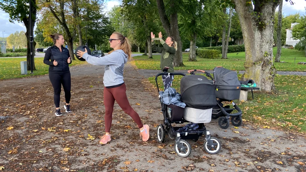 Emma William-Olsson har övningar för hela kroppen, men anpassade för nyförlösta mammor som kan ta det i sin egen takt och på sin nivå.
