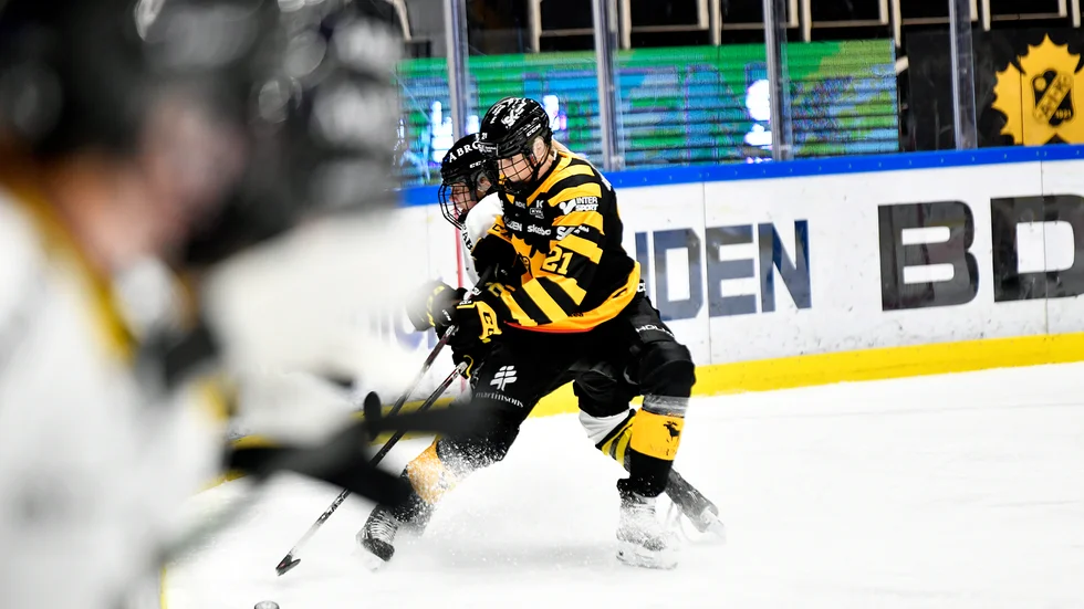 Hemvändande Isabell Palm fick stora delar av förra säsongen spolierad av skador, men till säsongens viktigaste matcher var nyckelspelaren tillbaka i spel. Den här säsongen är hon med från start. ””, säger 27-åringen.