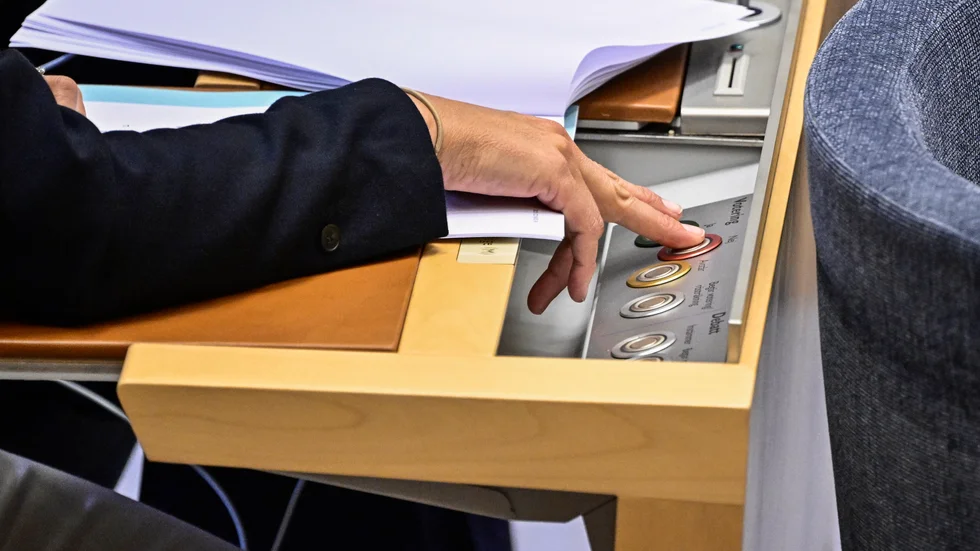 Med det socialdemokratiska lagförslaget skulle en pensionerad 57:a i genomsnitt tvingas betala drygt 2 000 kronor mer i skatt, och en som fortfarande arbetar drygt 3 000 kronor mer i skatt – varje månad, skriver Oscar Sjöstedt (SD) och Anton Berglund (SD).