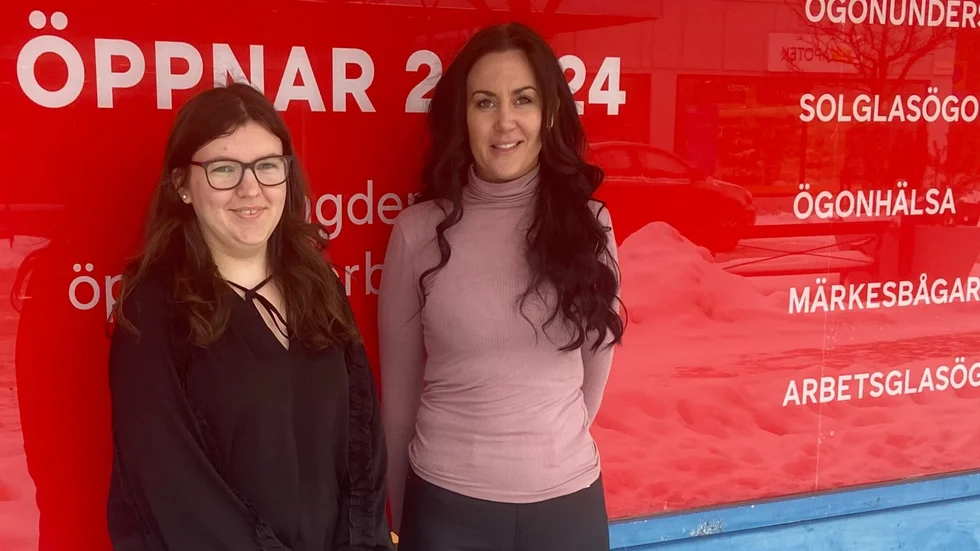 Jennifer Nyström (till vänster) och Sabina Hoffman ska driva Aoptiks butik i Strängnäs.
