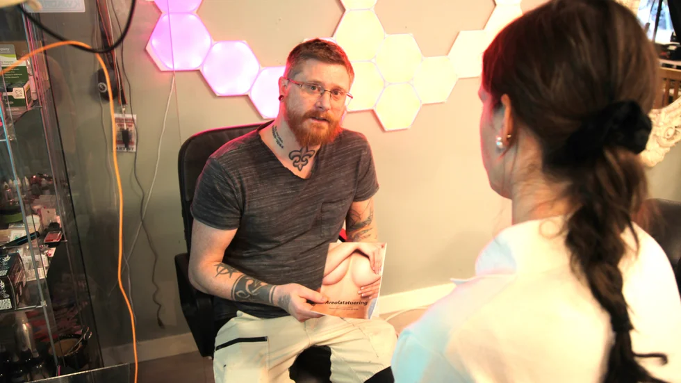 Simon Almquist har avtal med Region Gotland att genomföra medicinska tatueringar på remiss från bröstmottagningen på Visby lasarett.