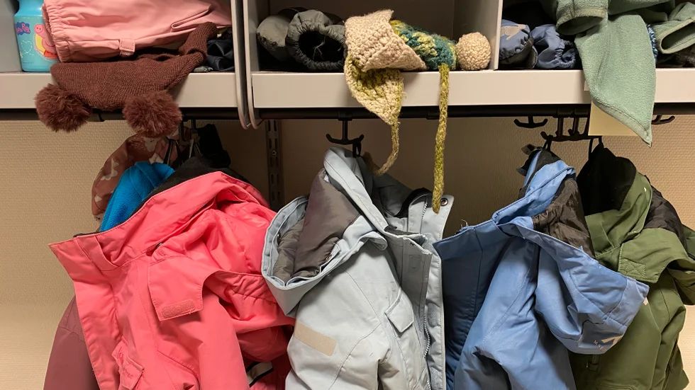 I Uppsala föds det mycket färre barn än förväntat, vilket gör att en del förskolor har många lediga platser. Samtidigt är det svårt att få plats på förskolorna i centrum.