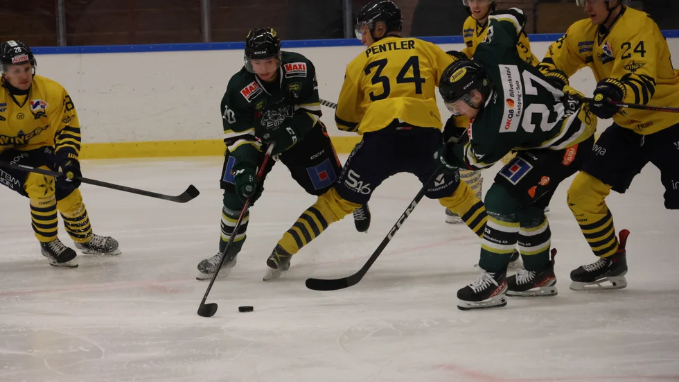 Tim Almgren ser ut att nobba spel med moderklubben ESK Hockey.