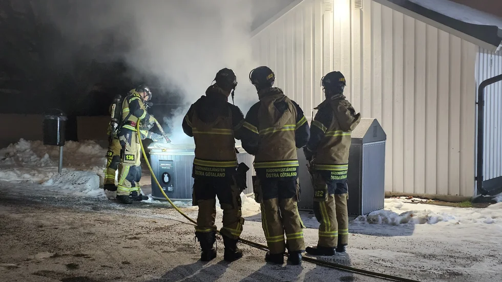 Rökutveckling i sopkärl på Vrinnevigatan.