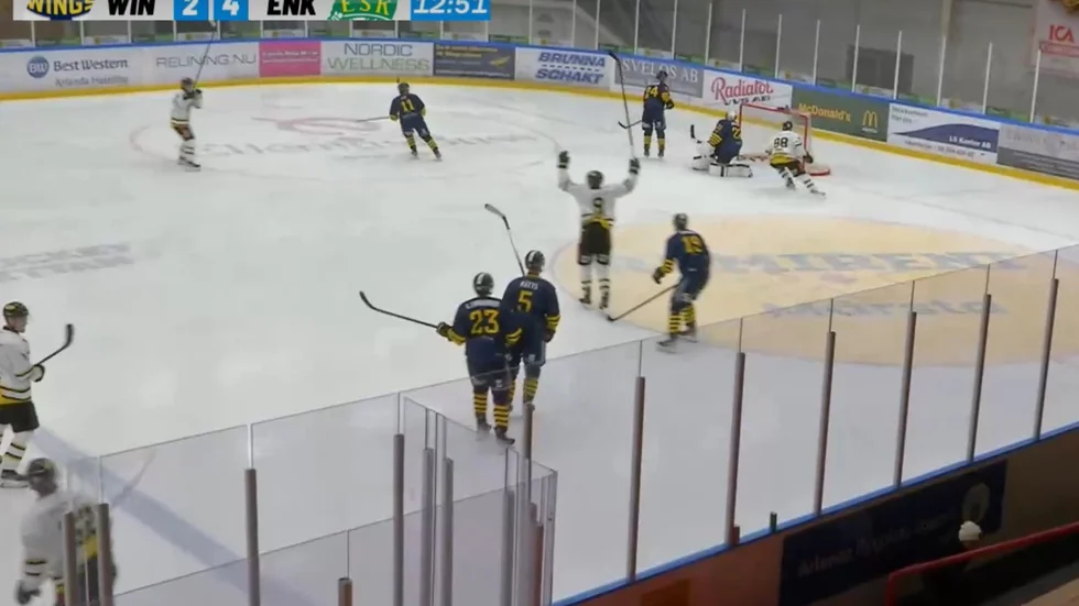 Lukas Henzes lösa skott från blå linjen letade sig retligt förbi Wings-målvakten Marcus Johansson till matchavgörande 2-5. 