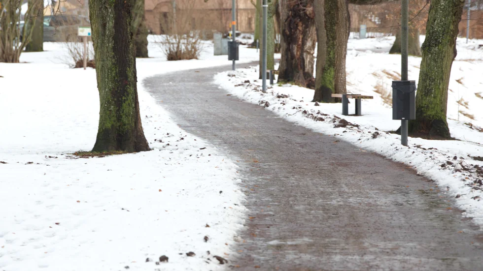 Cykel- och gångbanorna är prioriterade när det gäller halkbekämpning i både Motala och Vadstena. De allra flesta har röjts och sandats. De som kan få vänta lite är boende på villagator då de ligger sist på prioriteringslistan. 