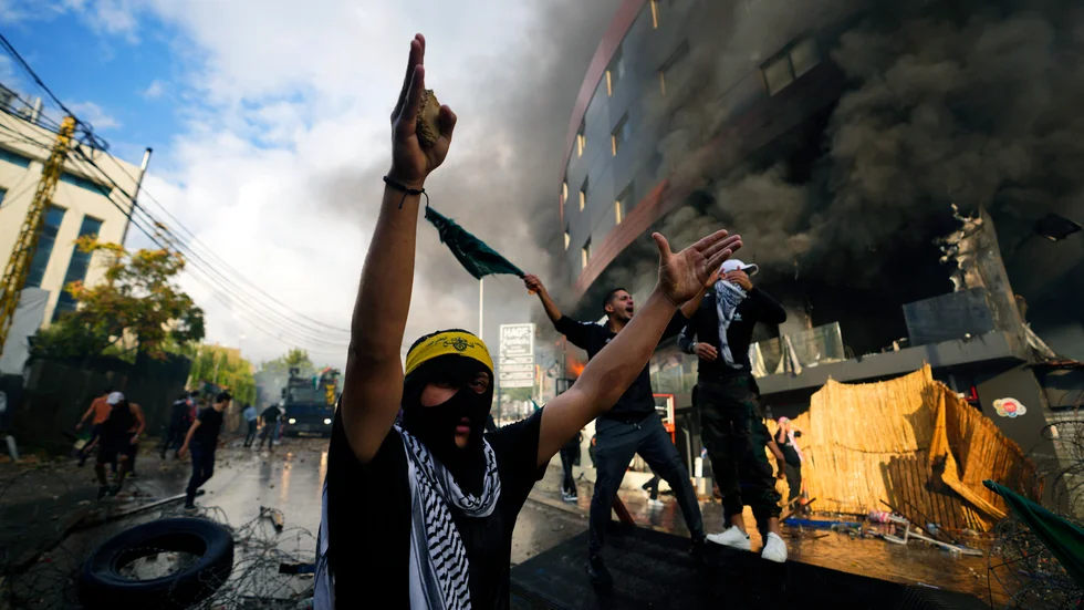 I Libanon drabbade hundratals demonstranter samman med landets säkerhetsstyrkor i Beirutförorten Aukar, nära USA:s ambassad, i onsdags.