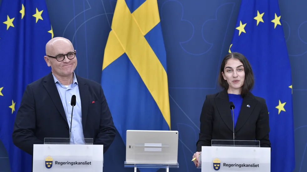 Klimat- och miljöminister Romina Pourmokhtari tar emot utredare John Hasslers rapport om framtiden i Sveriges klimatpolitik.