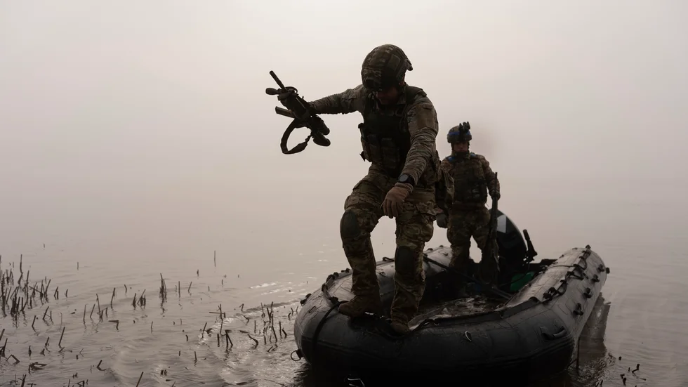 Ukrainska soldater i en båt i floden Dnepr. Bilden togs den 15 oktober.