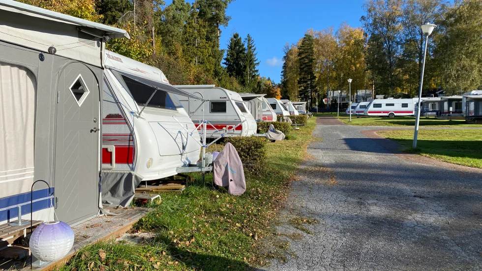 En kommun får bedriva en camping, om den drivs utan vinstsyfte. Det slår nu förvaltningsrätten fast och avslår därmed sverigedemokraten Peter Rings överklagande. 