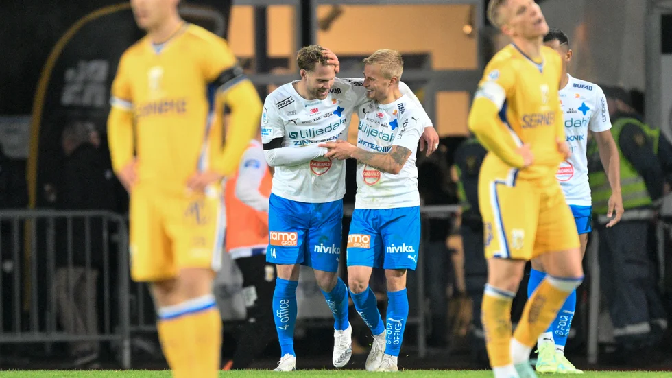 Deppigt i IFK Göteborg, desto gladare i Värnamo. Gustav Engvall gratuleras till kvitteringsmålet av Viktor Bergh.
