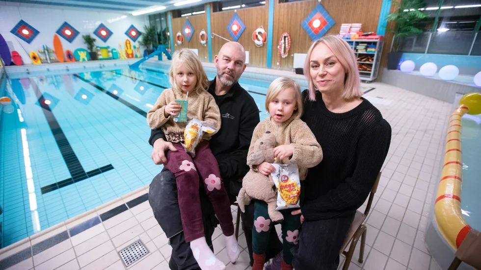 Hampus Östberg och sambon Malin Friman besöker badhuset tillsammans med döttrarna Lilly och Hedda så ofta de kan. De köpte hus i Råneå för ett och ett halvt år sedan och säger att badhuset är en viktig samlingspunkt för såväl barn som vuxna. 