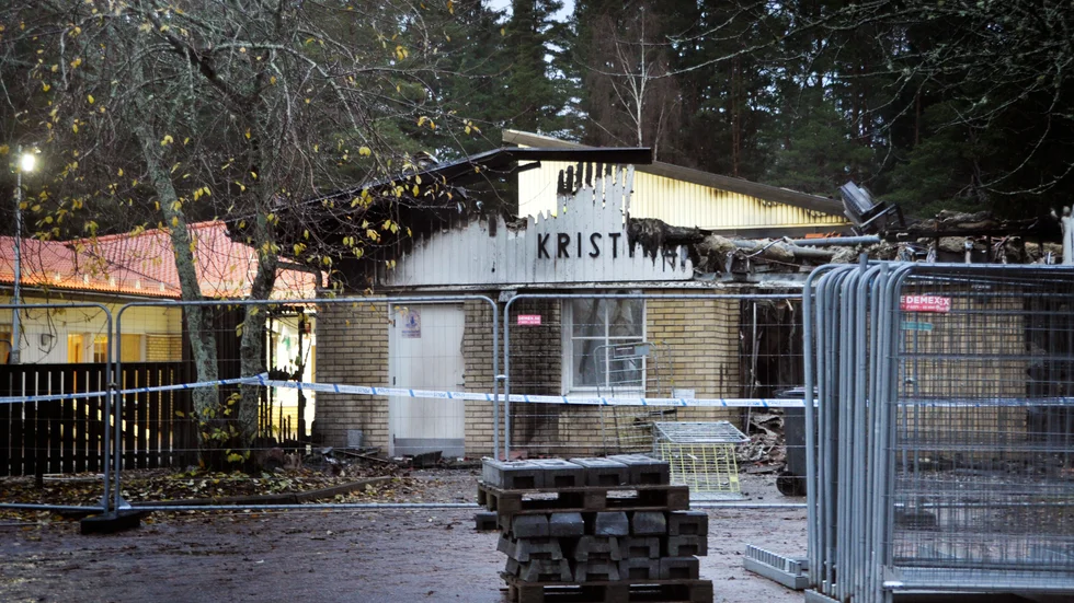 Två män åtalades för branden på Kristinelundskolan. Nu måste rättegången tas om.