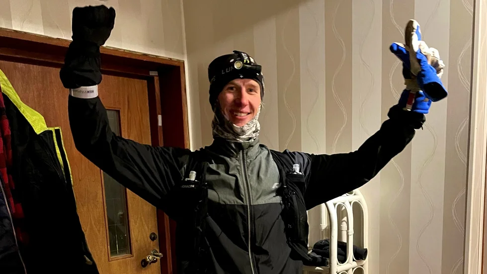 Gustaf Lundström kunde kliva in i hemmet efter tio mils löpning på under 15 timmar. En grym prestation som ävwen hade syfte att samla in pengar.