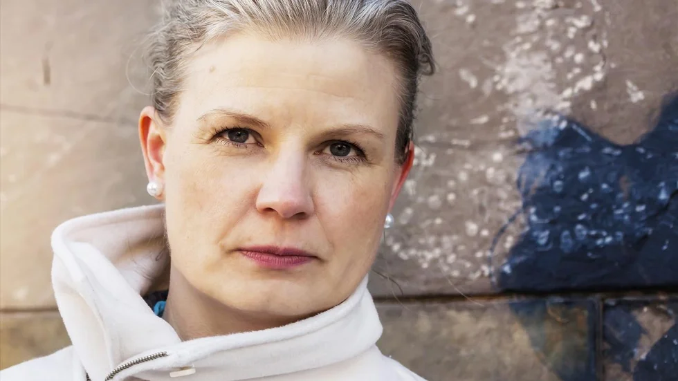 Luleåförfattaren Lina Stoltz har skrivit en nervkittlande bok, menar Norrbottens-Kurirens recensent Regine Nordström. 