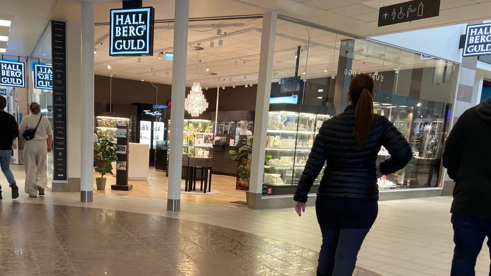 En maskerad rånare beväpnad med hammare stegade in i butiken strax före stängning den 4 augusti.