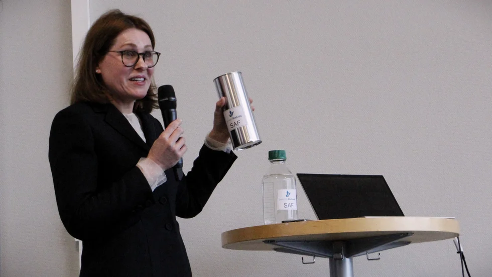 Stora saker kommer i små paket. Angelica Hull från Swedish Biofuels med det nya, miljövänliga flygbränslet SAF.