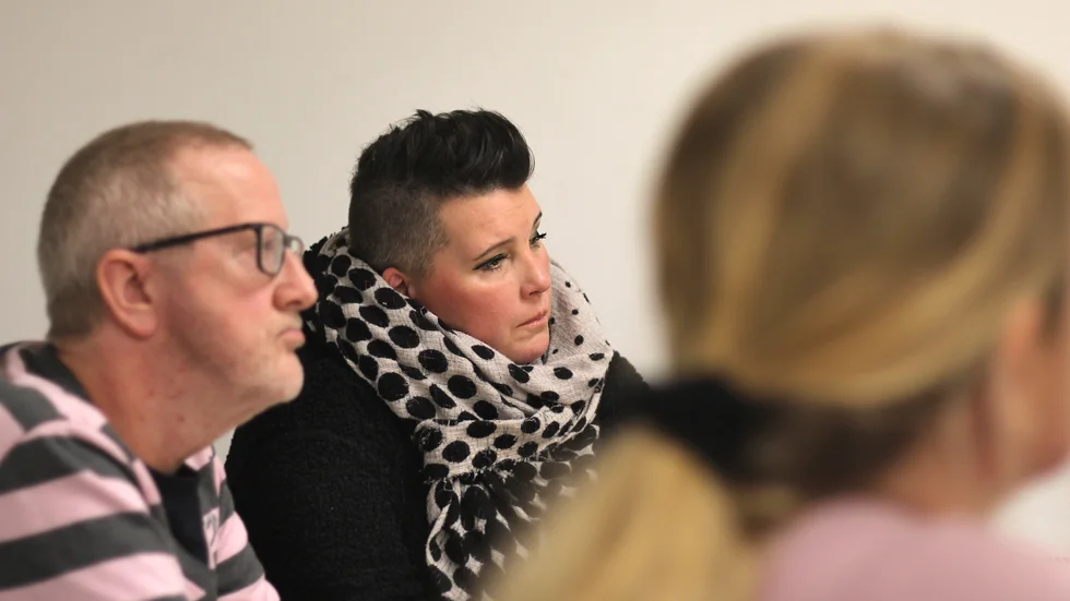Flera föräldrar som har barn på Karlslund skola riktar skarp kritik mot förslaget att lägga ner lågstadieskolan. Madeleine Selg är en av dem.