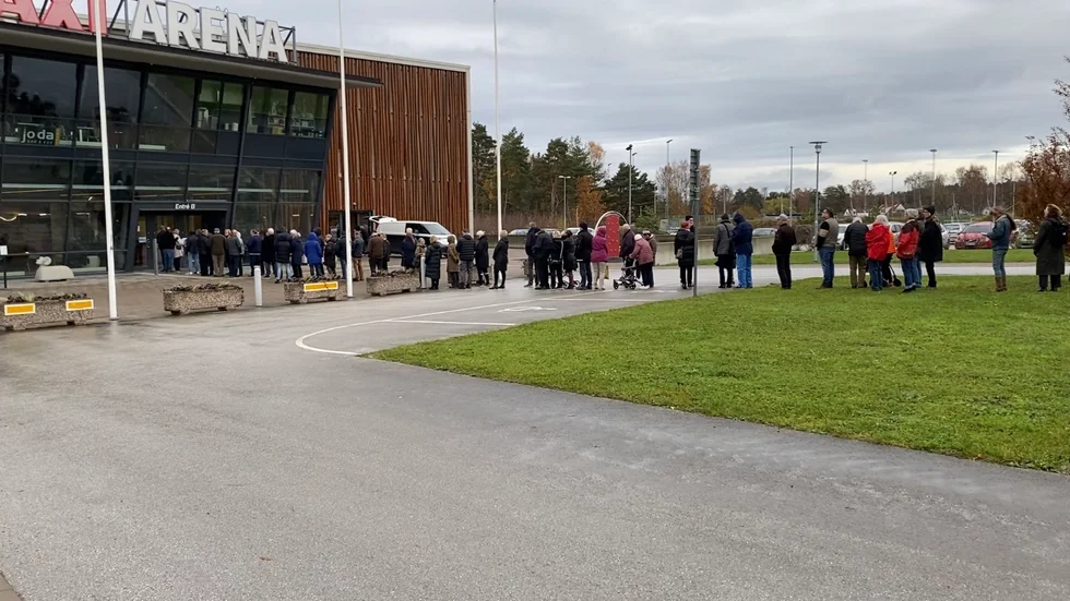 Köerna var långa in till vaccinationen under första dagen. 
