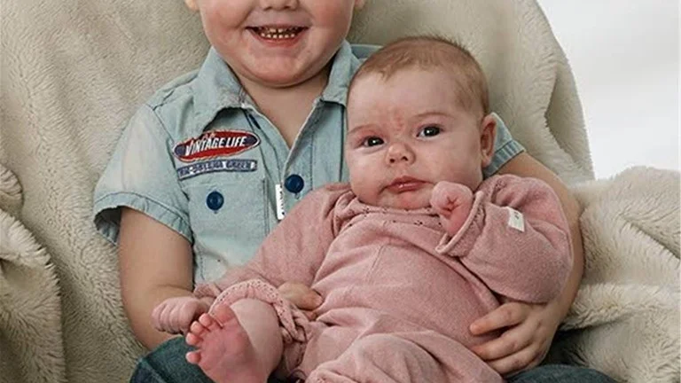 Anna och Eddie Eddie Nordqvist, Motala, fick den 13/12 dottern Mollie. Längd 49 cm, vikt 3 310 g. Storebror heter Moltas, 3 år. Foto: Studio Liverpool & Dacke