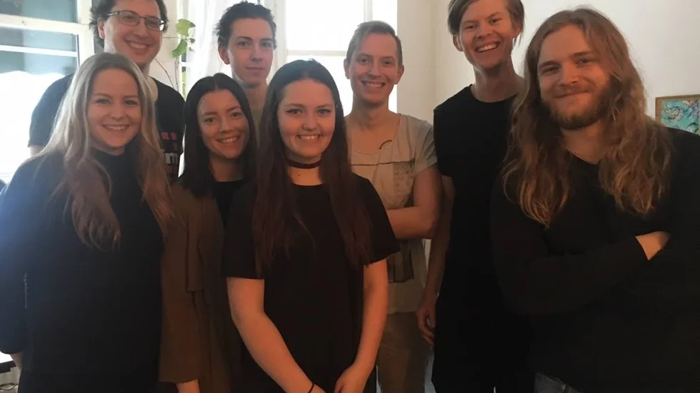 Glada studenter. Bakre raden fr. vänster: Markus Bélteky, David Karlsson, Simon Eliasson och Karl Björnsson. Främre raden fr. vänster: Amanda Bergsjö, Lisa Selander, Emma Isberg och Daniel Nielsen.