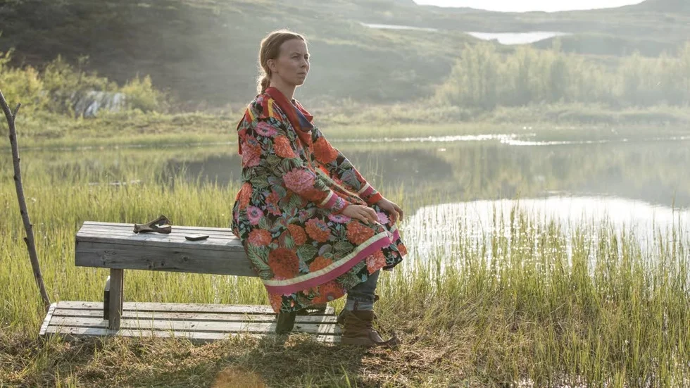 Nåjd. Sofia Jannok gör skådespelardebut i rollen som nåjd i SVT:s nya thrillerserie "Midnattssol".