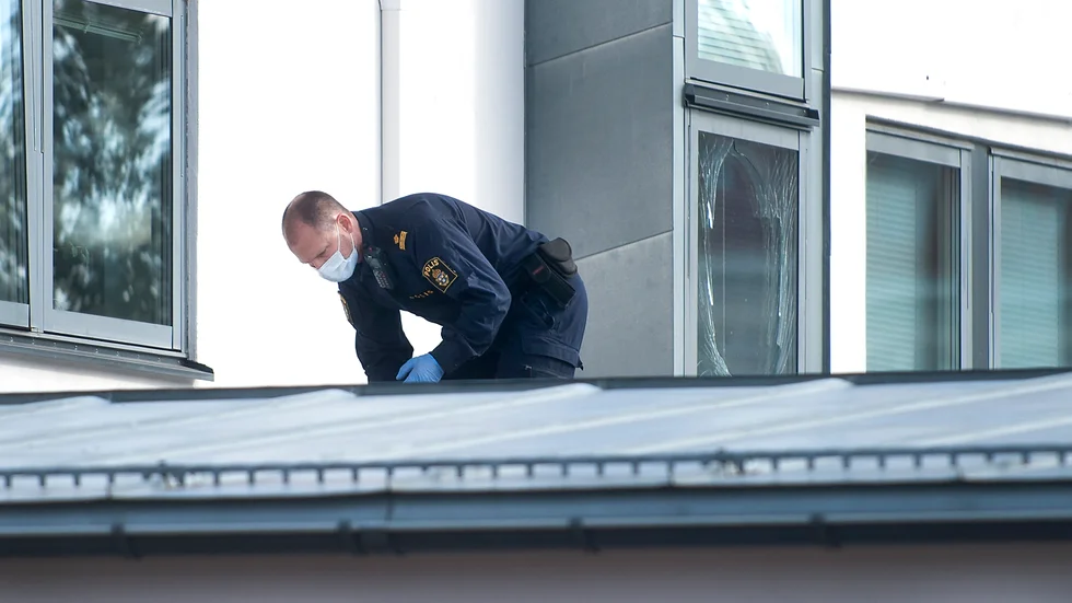 Polisens tekniker jagar spår efter nattens sprängning. Under torsdagsförmiddagen gick polisen ut med att det fanns en viss rasrisk för fasaden. Fönstret krossades efter den kraftiga sprängningen.