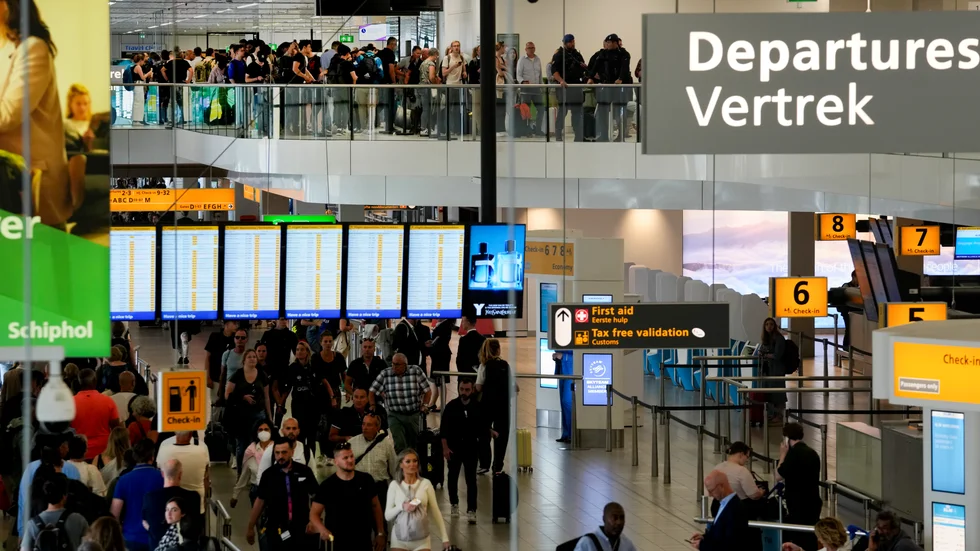 Amsterdams flygplats Schiphol. Frankrike vill införa en gräns för hur billig en flygbiljett inom Europa får vara. Arkivbild.