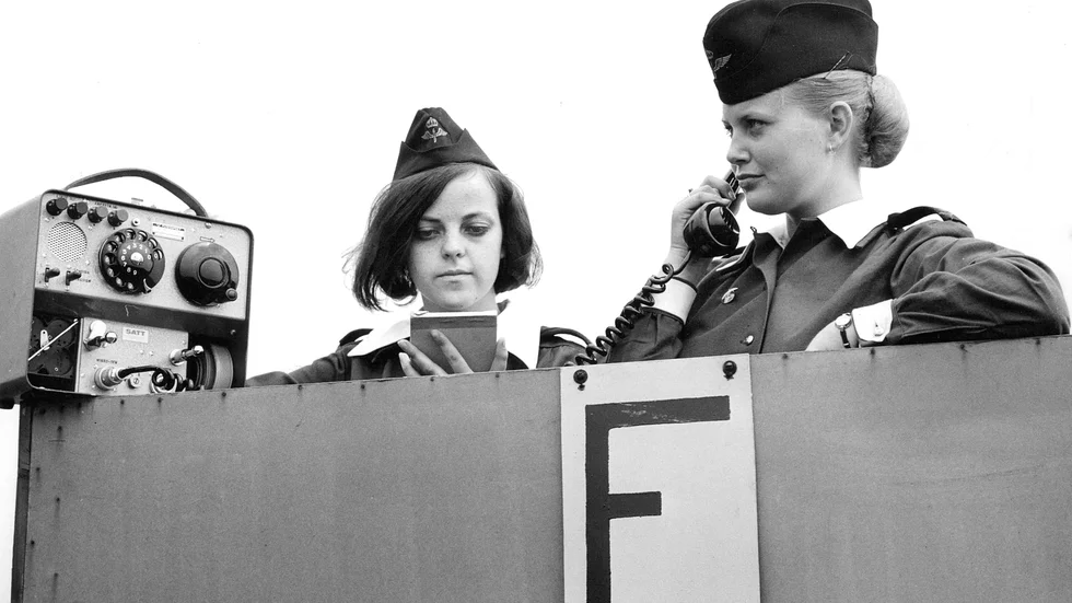 Lottakåren bildades redan 1924. Här flyglottor som utbildas i luftbevakning vid flyglottaskolan på norra Gotland 1964. På bilden Karin Källbäck (tv) och Maine Karlsson.