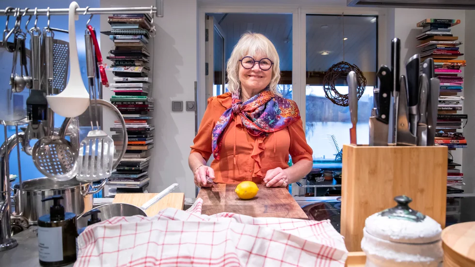Karina Lindblad lagar mycket mat hemma i köket i familjens villa i Hyddmarken. Och citroner har hon alltid hemma. Att just citron blev Östenssons varumärke är hennes förtjänst. "Vi hade alla möjliga alternativ. Jordgubbar, bananer och päron. Till sist sa jag:"Vi tar citron för den kan man använda i all slags matlagning."