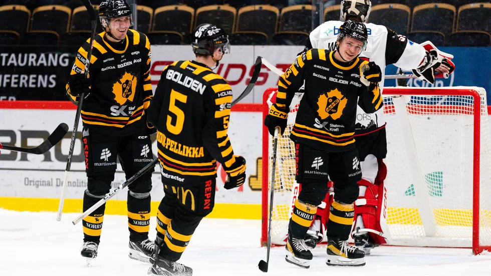 Zeb Forsfjäll och Axel Sandin Pellikka (nummer 5) fick jubla nio gånger om i juniorkronorna under fredagen.