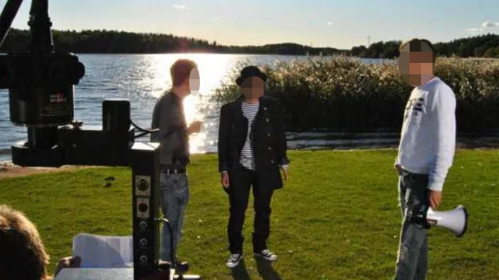 Inspelning av en musikvideo mannen i 40-årsåldern (i mitten) medverkade. Enligt den arbetsterapeut mannen anlitat behövde han hjälp med i stort sett allt. 