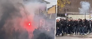 Här intar supportrarna Eskilstuna med bengaler och smällar