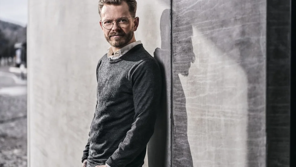 Anders Teglund, från Luleå, drar på väl stora växlar när han jämför dagens gigjobb med historiens slavdrivare, menar recensenten Simon Olofsson.