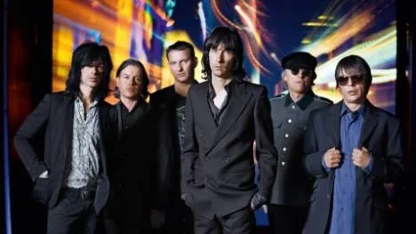 "Vi ville spela in en skiva snabbt och använda energin från vår förra turné. Som Doors på 60-talet. I dag väntar folk fem, sex, sju år mellan sina skivor. Det är skit", säger Primal Screams Bobby Gillespie. Bandets nya skiva "Beautiful future" kommer den 23 juli.