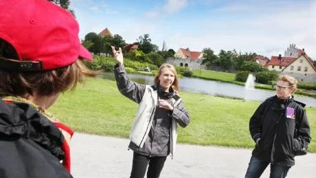engagerad. Att guida är att ge mycket av sig själv och sin kärlek till Gotland, säger Jenny Nordström som är auktoriserad guide.foto: krister nordin
