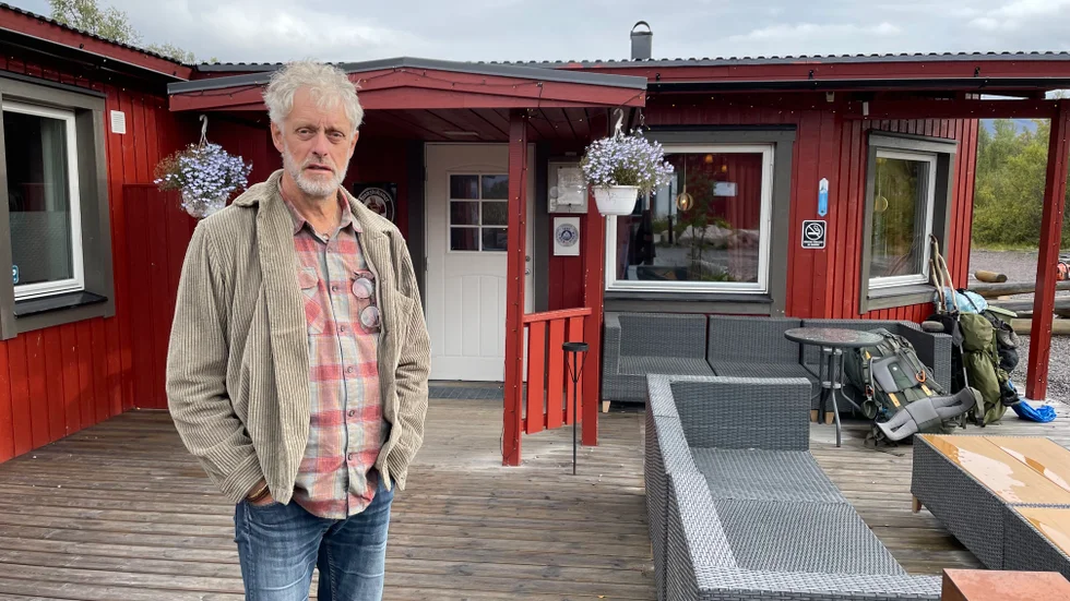 Dick Johansson framför turistanläggningen i Abisko för ett par år sedan. Han driver fortfarande anläggningen men bor i dag i dag utanför Trelleborg.