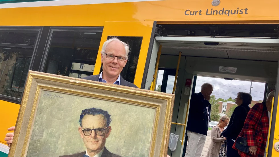 Christoffer Lindquist har tagit med en målning av farfar Curt som annars sitter på Christoffer kontor. "Det här är fantastiskt roligt", säger Christoffer om namngivningen. 