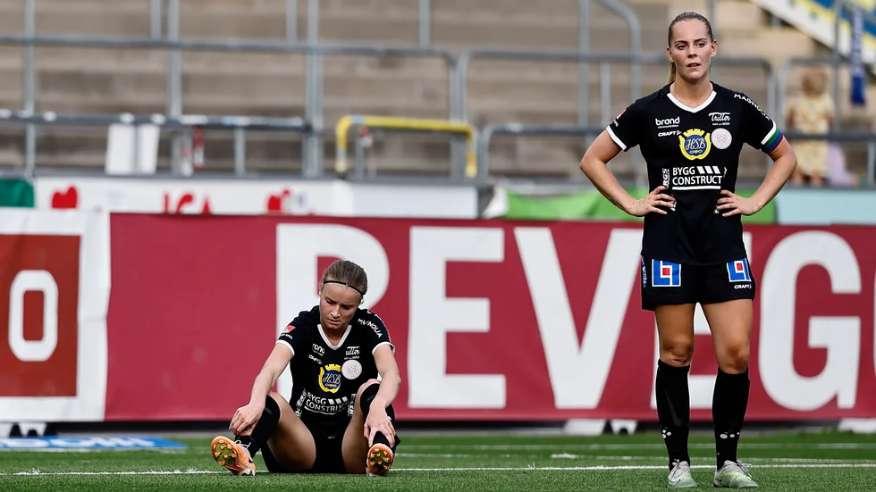 Julia Ragnarsson och Agnes Nyberg deppar efter slutsignalen. 