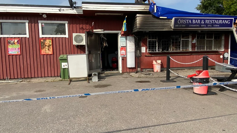Delar av köket uppges vara förstört medan andra delar av restaurangbyggnaden ska ha klarat sig bättre.