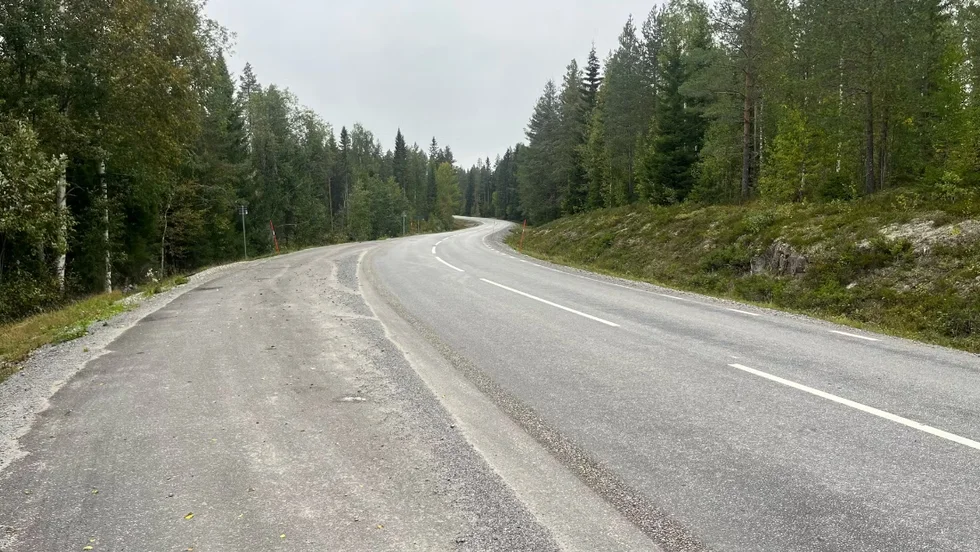 Det var på den här vägen, strax norr om Österå, som olyckan inträffade.