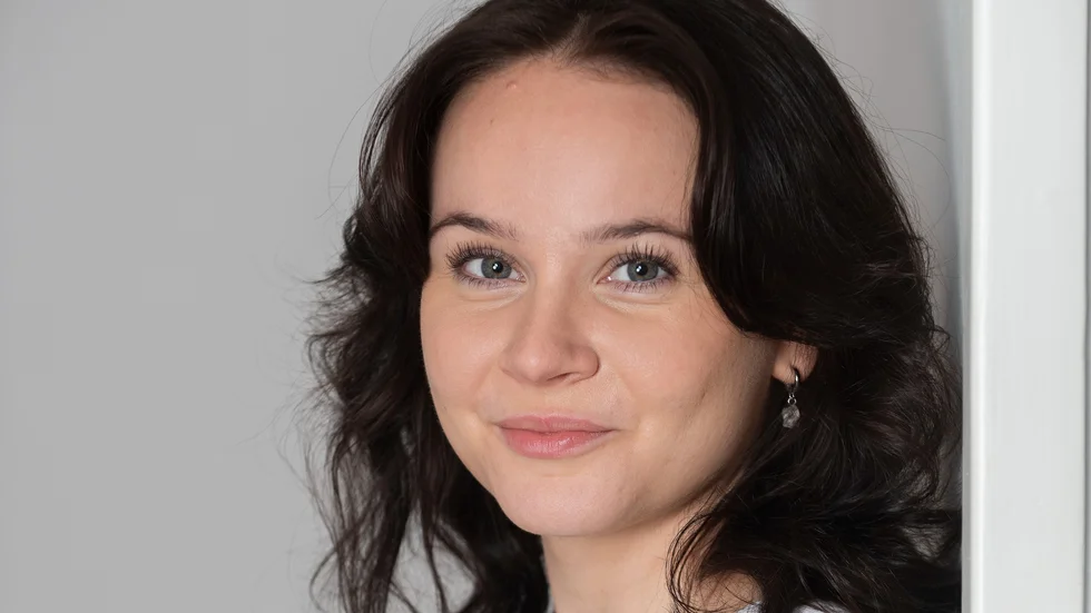 Emma Berggren flyttade från Kiruna innan gymnasiet och återvände för att hjälpa skådespelarna i "Avgrunden" att prata som Kirunabor. "Många filmer har överdrivit dialekter och man hör att det är ett skruvat uttal", säger hon.