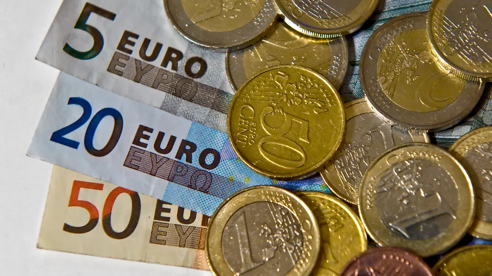 Allt fler svenskar förstår att kronan gör oss svagare och fattigare i en global ekonomi, skriver Svante Forslund